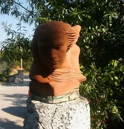 Nefeli فندق